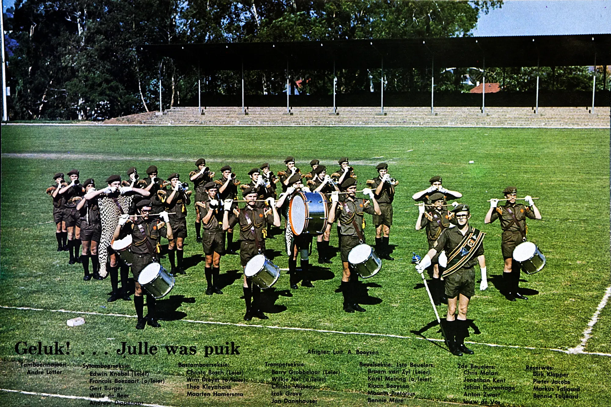 Die kadetorkes marsjeer op die veld met tromme