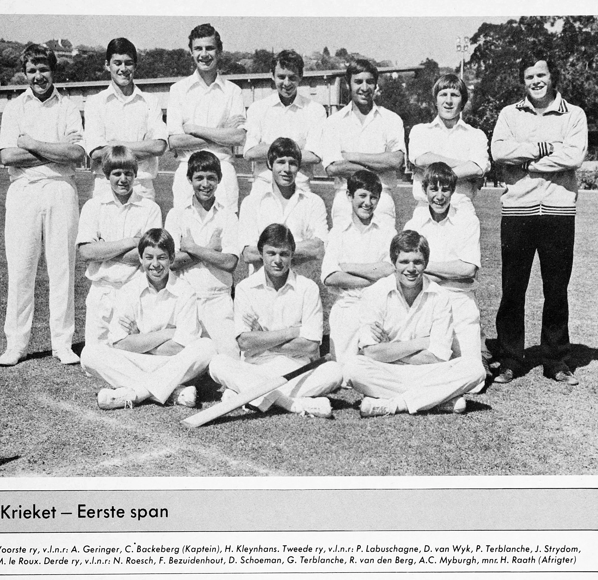 Die eerste krieketspan van 1976 in hul wit klere