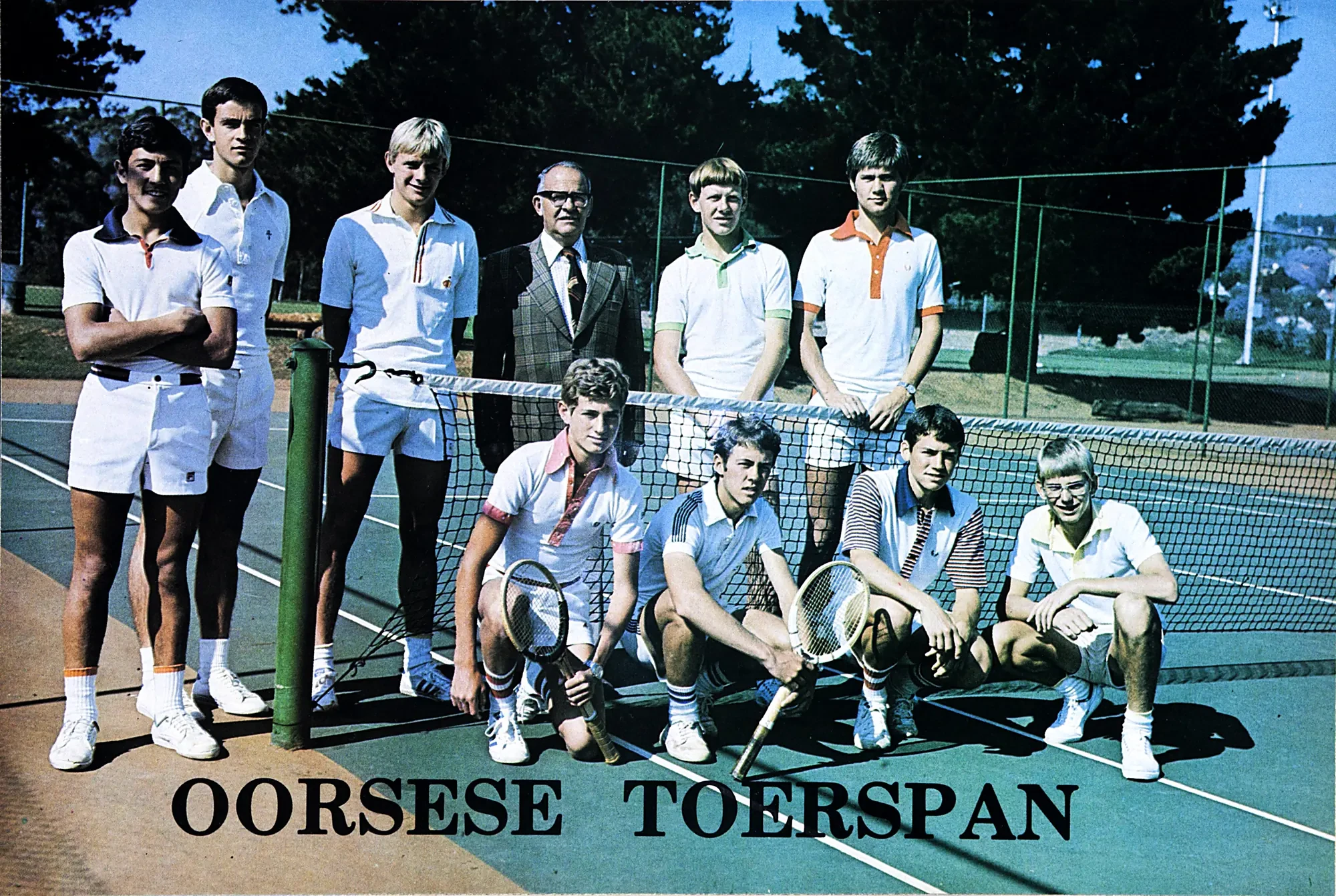 Die tennistoerspan met rakette by die net op 'n tennisbaan