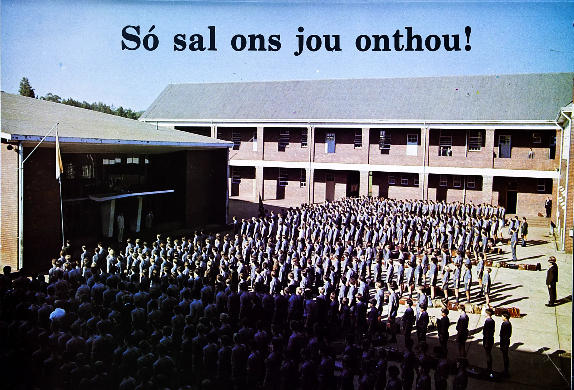 Die hele skool aangetree op die binneplein voor die gebou