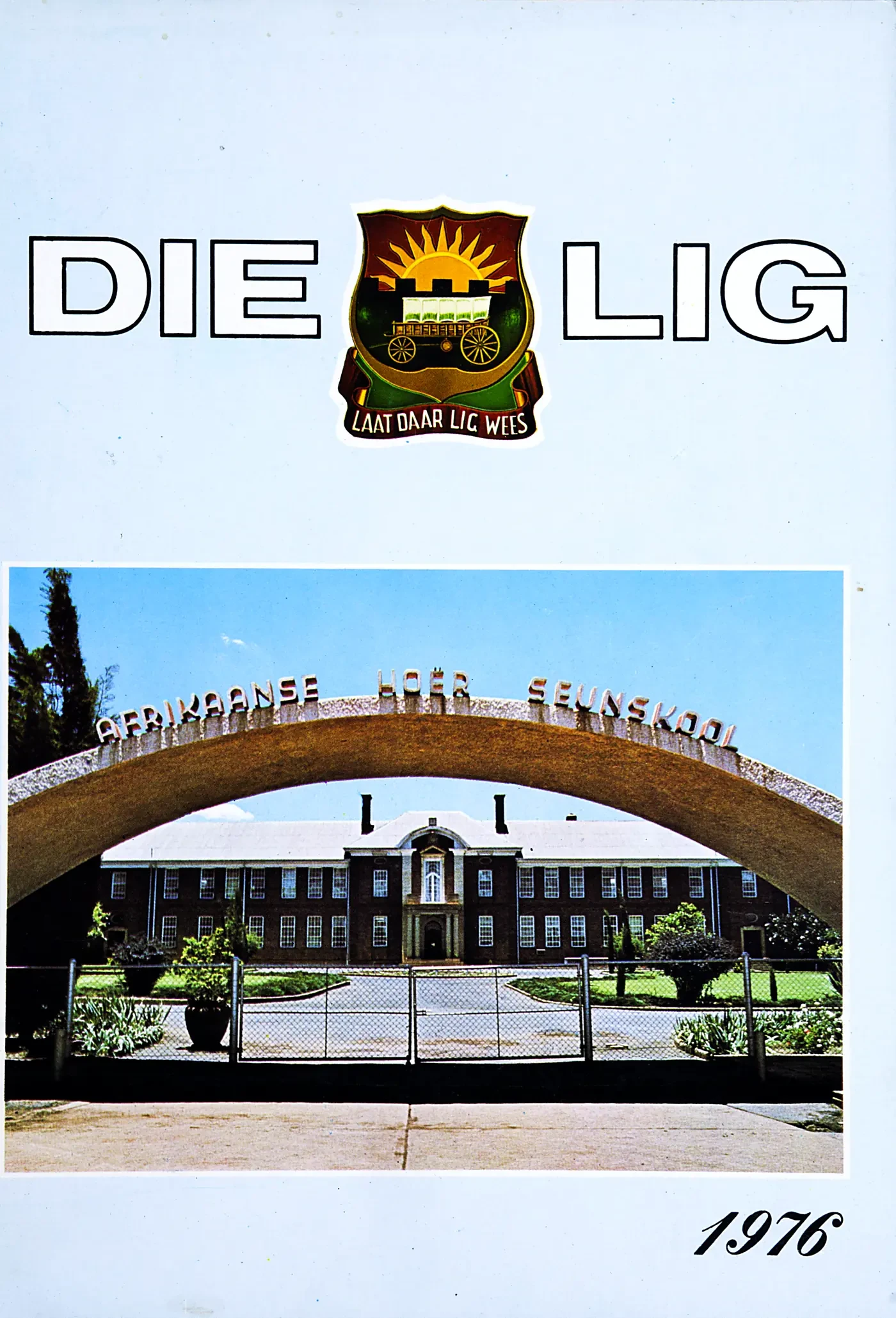 Voorblad van Die Lig 1976, die jaarblad van die Afrikaanse Hoër Seunskool, met die skoolpoort
