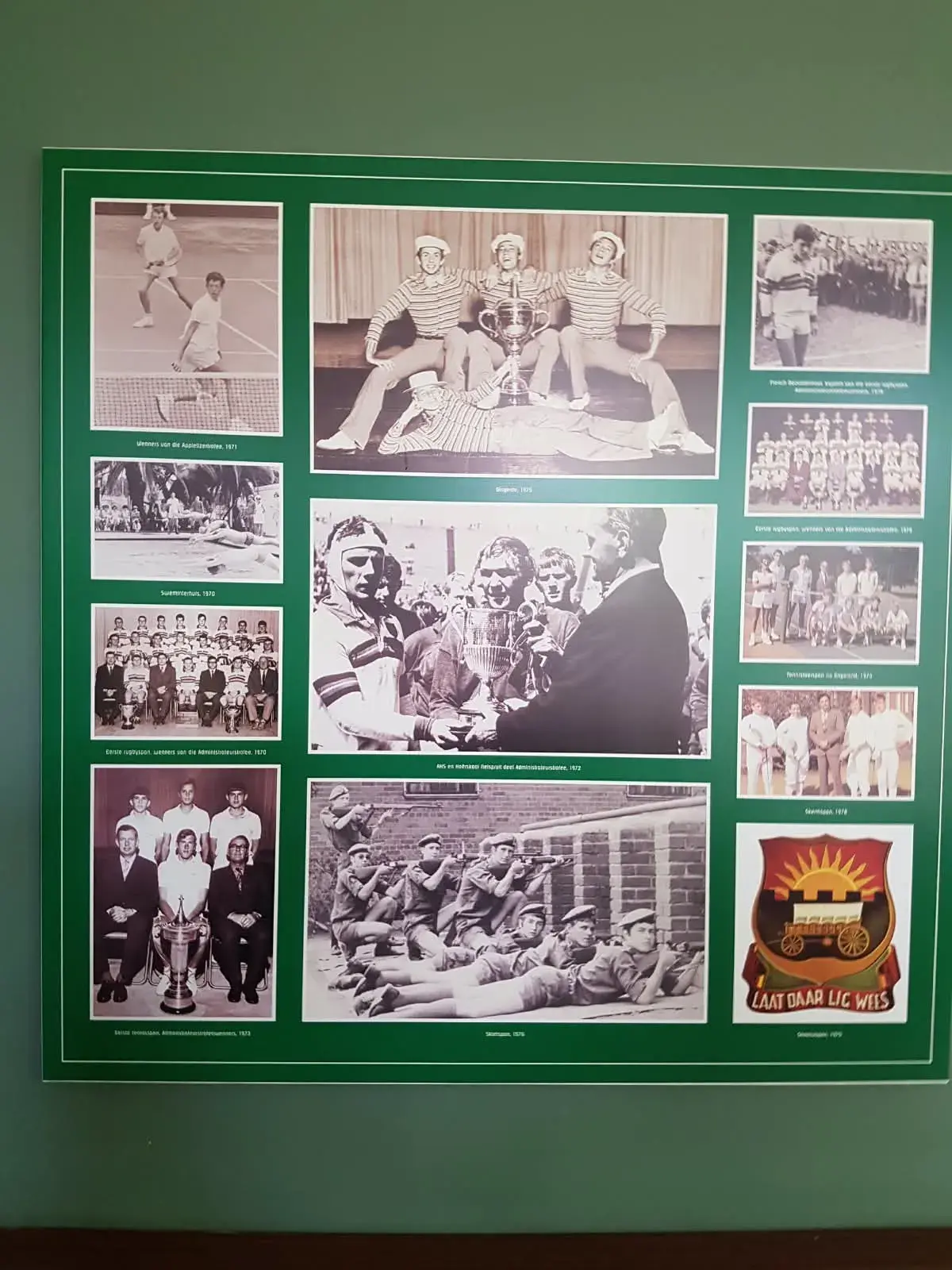 Foto's uit die sewentigs aan die muur by Affies: sport, sang en die skietspan